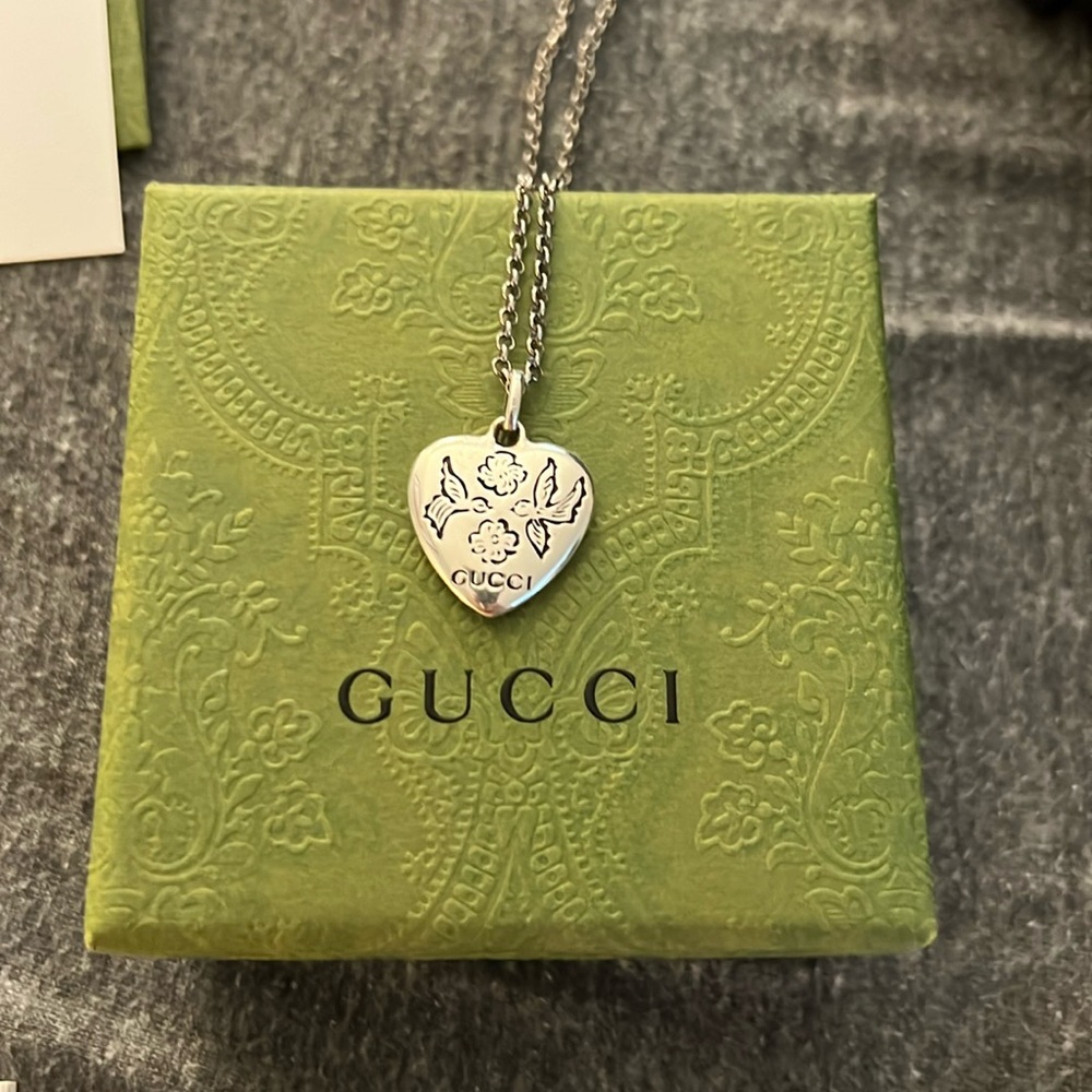 Gucci “blind for love” silver women’s necklace.